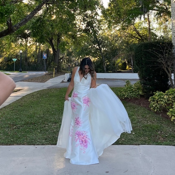 Custom made hand painted wedding dress - Picture 9 of 9